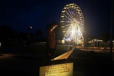 Für einen herrlichen Ausblick sorgt das Riesenrad am Tag und am Abend.