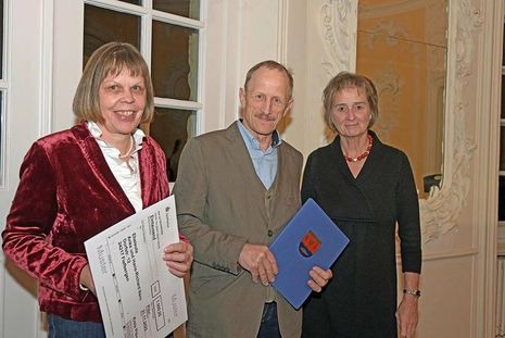 Preisträger des Kulturpreises 2023: Anke und Hans-Richard Bern aus Fiefbergen (v. l.). Kreispräsidentin Hildegard Mersmann überreichte die Preise in einer Feierstunde im Plöner Prinzenhaus.