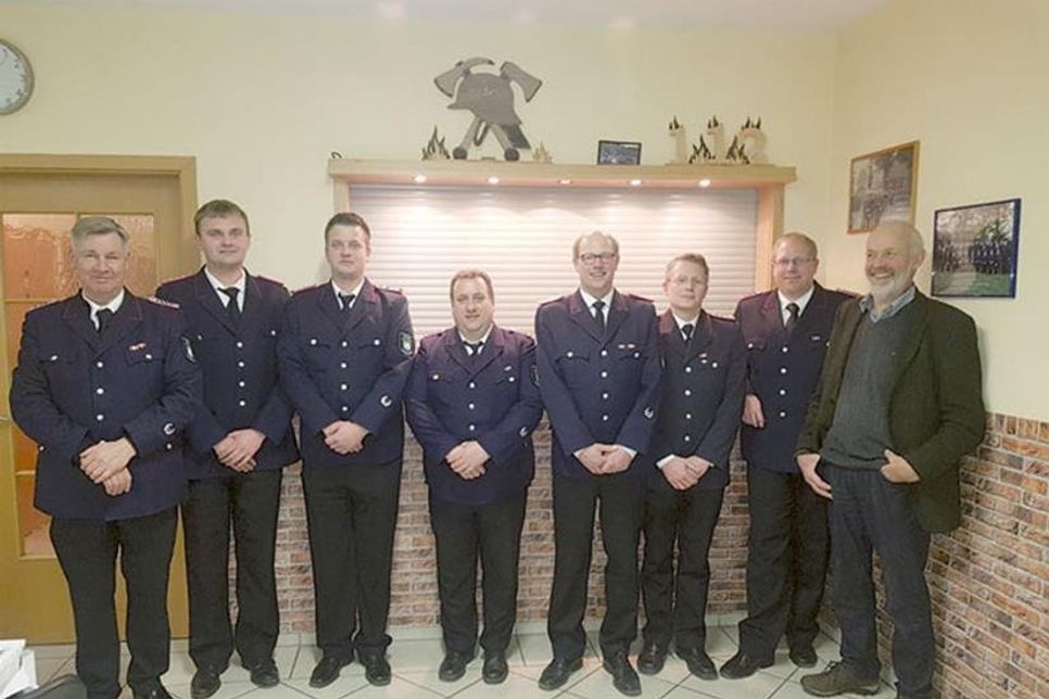 Auf dem Foto v.l.n.r.: Schriftführer Wilhelm Harms, Gerätewart Fabian Gruhl, Gruppenführer Nils Kruse, stellvertretender Gruppenführer Heiko Kunkel, Wehrführer Mirco Beth, stellvertretender Wehrführer Nils Petersen, Kassenwart Timo Beth und der 2. Stellvertretende Bürgermeister Jürgen Albert