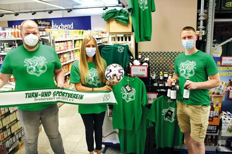 Philipp Haase, Sarah Panten und Patrick Eichholz freuten sich am 17. Juni über die bisher von den Kundinnen und Kunden gut angenommene „Vereinsheimbier-Aktion“ im famila-Warenhaus in Oldenburg, die der Vereinsarbeit des TSV Gremersdorf von 1971 e.V. zugute kommt.