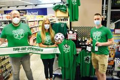 Philipp Haase, Sarah Panten und Patrick Eichholz freuten sich am 17. Juni über die bisher von den Kundinnen und Kunden gut angenommene „Vereinsheimbier-Aktion“ im famila-Warenhaus in Oldenburg, die der Vereinsarbeit des TSV Gremersdorf von 1971 e.V. zugute kommt.
