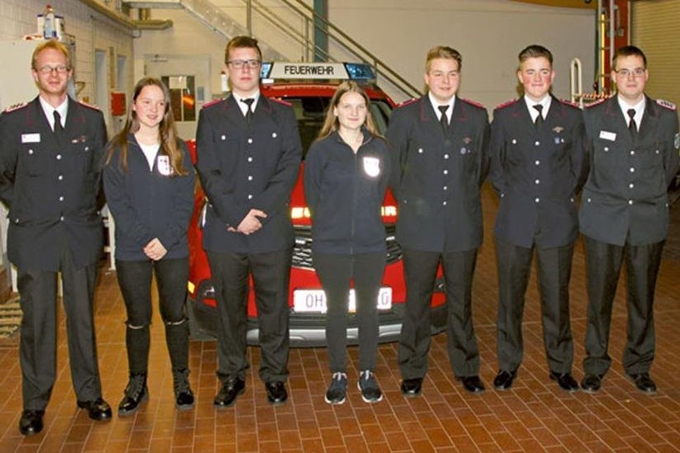 Der frisch gewählte Jugendausschuss eingerahmt vom stellvertretenden Jugendfeuerwehrwart Jörn Krause und dem Jugendfeuerwehrwart Daniel Schönherr.