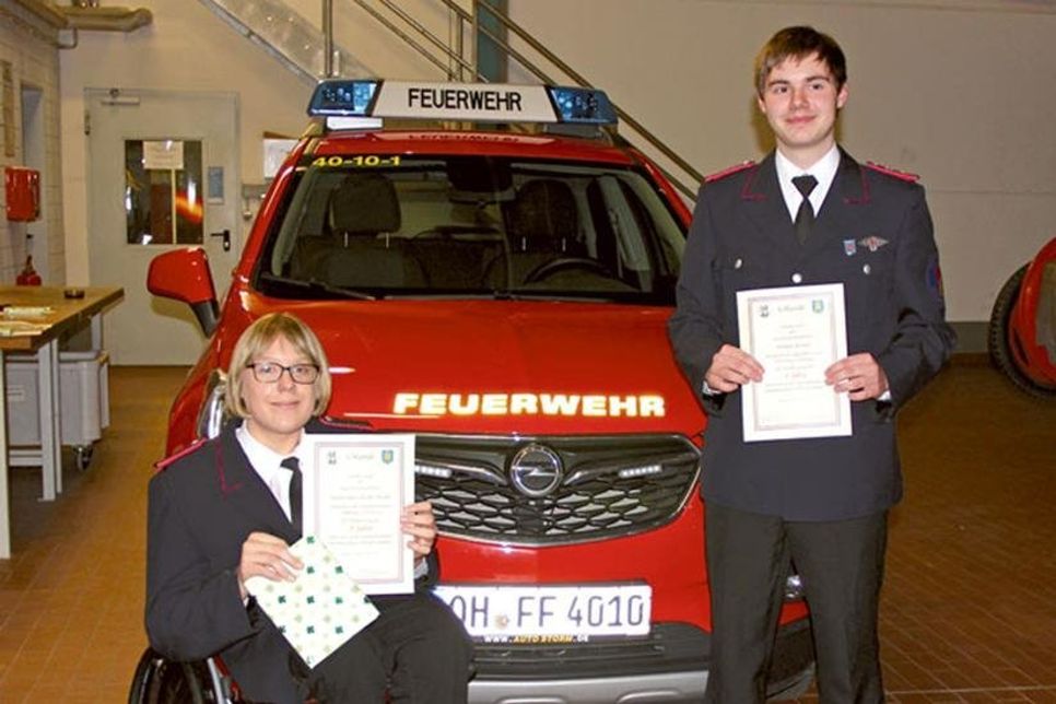 Katharina von der Heyde und Florian Kinkel waren die maximal mögliche Dauer von 8 Jahren Mitglied in der Jugendfeuerwehr und haben sich in vielen Ämtern engagiert.