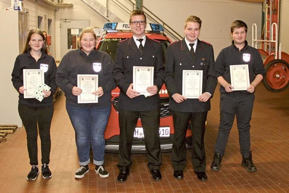 Für 5 Jahre Mitgliedschaft in der Jugendfeuerwehr wurden Louisa Babbe, Anna Sophie Behlau, Thorben Schmütz, Mattes Kardel und Dominique-Jay Kammler geehrt.