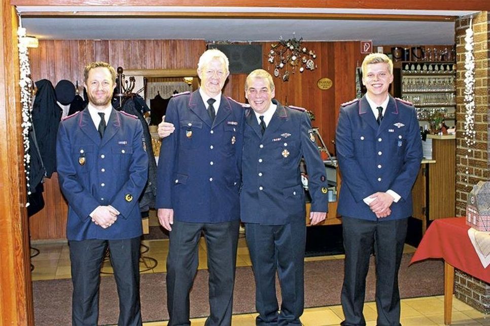 Als neuer Ortswehrführer nahm Thorsten Reichert (v.l.) mit seinem ebenfalls frisch gewählten Stellvertreter Niklas Martinovs die Geehrten Jörg Reichert (2.v.l.) und Michael Grimm in ihre Mitte.