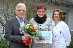 Kinderzentrum-Geschäftsführer Dr. Volker Schulz und Hauswirtschaftsleiterin Silke Becker (re.) verabschiedeten Brigitte Reincke mit einem Foto der Mitarbeiter und einem Blumenstrauß.