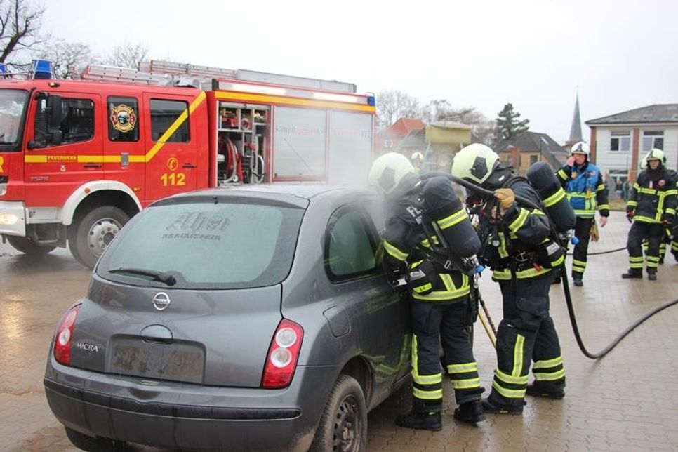 Schritt eins: den Brand löschen. Hier sitzt jeder Handgriff.