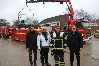Ordnungsamtsleiter Klaas Raloff (lks.) und Bürgermeister Mirko Spieckermann (re.) verfolgten gespannt die Übung, bei dem der Muldencontainer erstmalig zum Einsatz kam. Der Container wurde von Malte Levgrün (2. v. lks.) von der Firma Branduno als kostenlose Dauerleihgabe an die Freiwillige Feuerwehr Neustadt übergeben. Damit ist die Truppe von Wehrführer Alexander Wengelewski Vorreiter im Kreis.