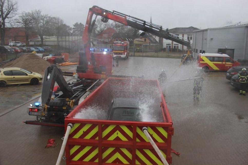 Im Container abgestellt, wird das Auto unter Wasser gesetzt.