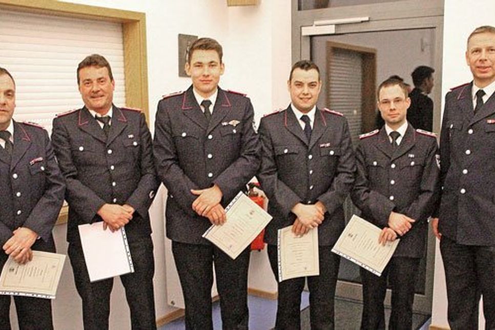 30 Jahre Mitglied: Andreas Krüger (links) 10 Jahre Mitglied: Thorsten Härtelt, Johann M. Rethwisch, Andre Schneekloth und Nico Bolduan durch Jörg Taube (rechts)