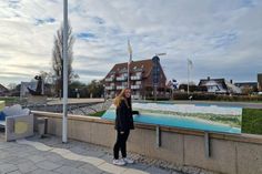 Marie Wandelt, Auszubildende beim Tourismus-Service Kellenhusen, freut sich über die neu aufgestellten Übersichtstafeln der Promenade.