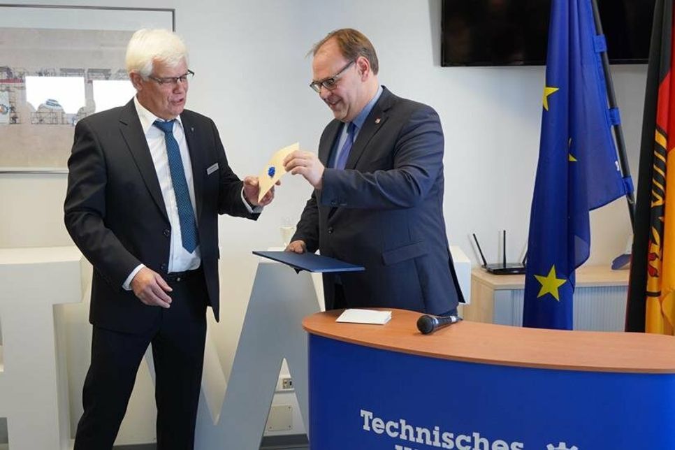 1. Vorstandsvorsitzender Bernd Meckelmann (lks.) nahm eine Spende von Bürgermeister Mirko Spieckermann entgegen.
