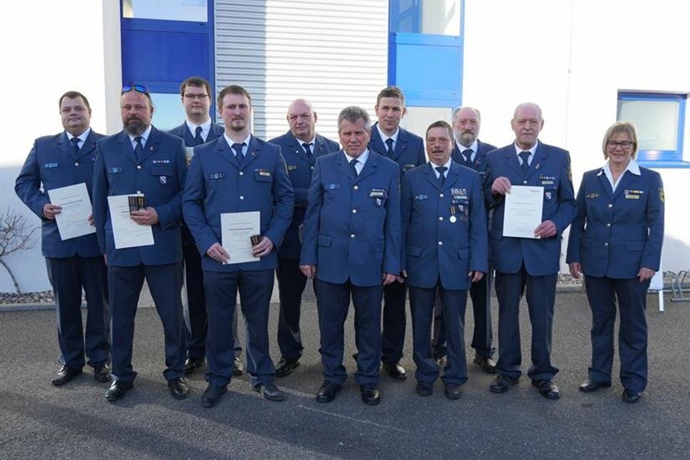 Die ausgezeichneten Helferinnen und Helfer für ihren Einsatz bei der Ahrtal-Flut 2021 mit der Landesbeauftragten Georgia Pfleiderer (re.) vom Landesverband Küste.