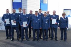 Die ausgezeichneten Helferinnen und Helfer für ihren Einsatz bei der Ahrtal-Flut 2021 mit der Landesbeauftragten Georgia Pfleiderer (re.) vom Landesverband Küste.