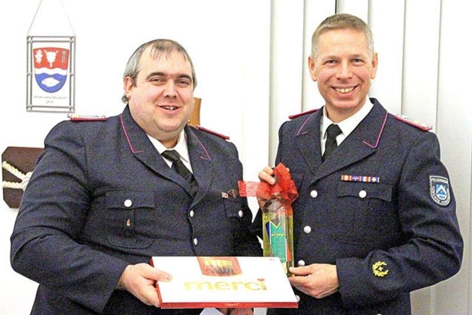 Stellv. OWF Karsten Wallath (links) erhielt von seinem Chef ein kleines „Dankeschön“.