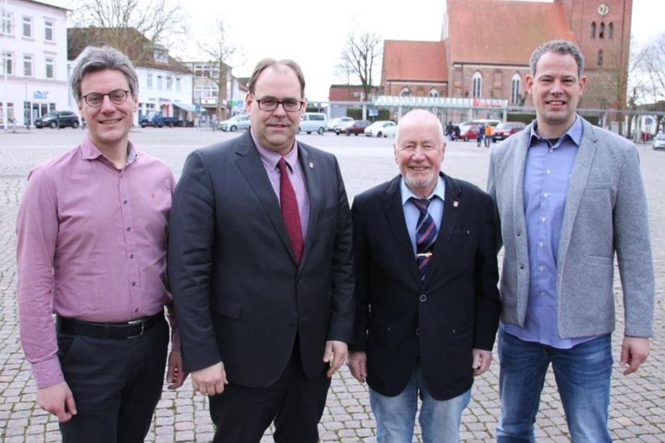 Wollen noch mehr gute Ideen von den Neustädtern in die Planung einbringen: André Rosinski (TALB), Bürgermeister Mirko Spieckermann, Bürgervorsteher Sönke Sela und Frans Ijben (TALB; v. lks.).