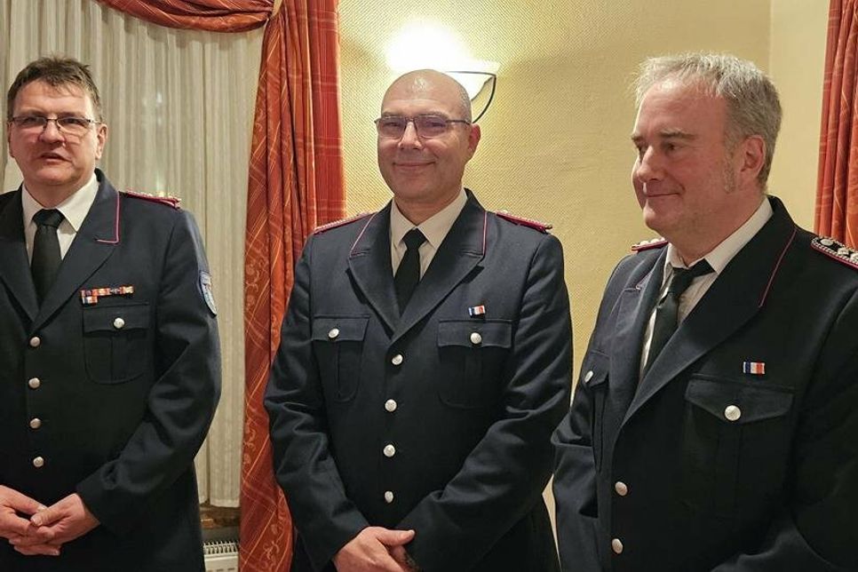 Durch Gemeindewehrführer Matthias Guttchen wurden Michael Müller und Sven Koch (v.l.) für zehn Jahre Dienst geehrt.