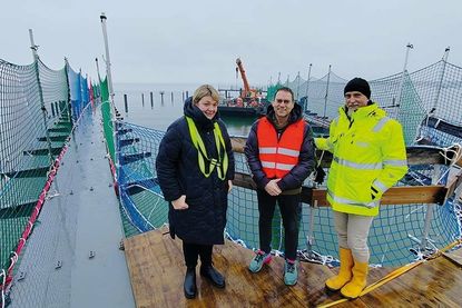 Gesine Muus, Werkleiterin des Kurbetriebes, Dipl.-Ing. Michael Hasselberg (Mitte) und Bauleiter Sebastian Stoll auf der Baustelle der neuen Seebrücke von Timmendorfer Strand.