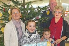 Gabi Viereck (l.) und Angelika Wallbrecht vom Kinderschutzbund Malente, die Organisatorinnen der Wunschbaum-Aktion, Hermann Imbusch (Friesen-Apotheke) und die Kinder Sarah und Silas.