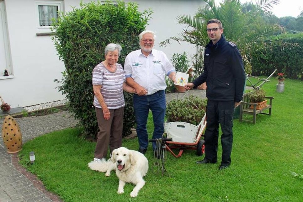 Waltraut Krupp und Jens Heyseler bei der Spendenübergabe an Pascal Holm von der Jugendfeuerwehr Grömitz.