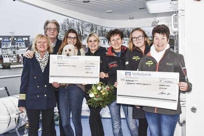 Große Freude bei der Scheckübergabe (von links): Claudia Belis und Herbert Granzow (Reederei Belis) mit Rabea Landmesser mit „Lulu“ und Manuela Friedrich (Lonsis Herzbewohner-Stiftung), Doreen Meier (famila Kücknitz) sowie Sabrina Starsoneck und Andrea Dechert (Förderverein Kücknitzer Jugend e.V.).