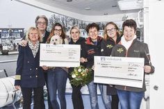 Große Freude bei der Scheckübergabe (von links): Claudia Belis und Herbert Granzow (Reederei Belis) mit Rabea Landmesser mit „Lulu“ und Manuela Friedrich (Lonsis Herzbewohner-Stiftung), Doreen Meier (famila Kücknitz) sowie Sabrina Starsoneck und Andrea Dechert (Förderverein Kücknitzer Jugend e.V.).