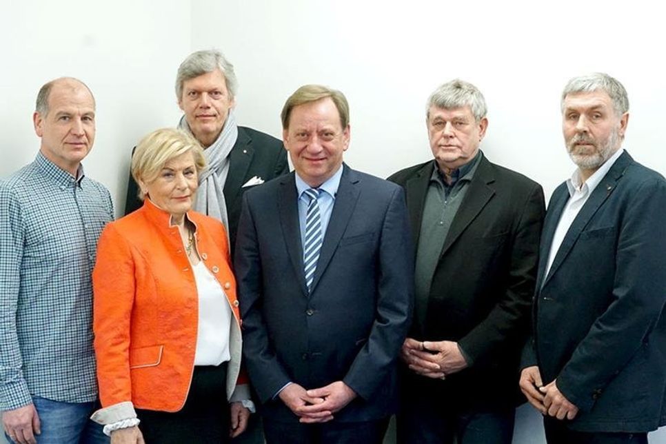 Die CDU-Fraktion Scharbeutz ist wieder komplett: Rainer Dohms (von links), Heike Wongel, Manfred Behrens, Bernd Ahlgrimm (Ortsvorsitzender) und Henning Nitz (Fraktionsvorsitzender) sowie Ingo Gädechens (MdB, Kreisvorsitzender, Bildmitte). (Foto: Finn Brüning/hfr)