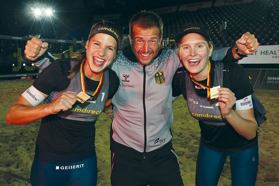 Die neuen Meisterinnen im Beachvolleyball, Chantal Laboureur (links) und Sarah Schulz, mit Bundestrainer Tobias Rex.