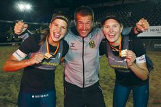 Die neuen Meisterinnen im Beachvolleyball, Chantal Laboureur (links) und Sarah Schulz, mit Bundestrainer Tobias Rex.