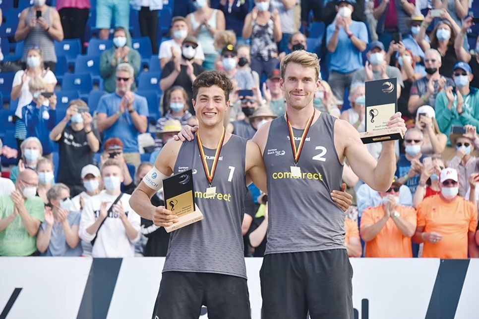 Sven Winter (links) und Alexander Walkenhorst wurden Deutsche Meister 2021 im Beach-Volleyball.