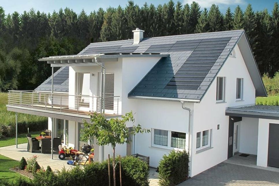 Gut für den Klimaschutz und für die Haushaltskasse: Mit steigenden Energiepreisen amortisiert sich die Photovoltaiktechnik noch schneller. Foto: djd/Braas