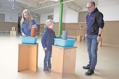 Lehrer Sven Looft beobachtet das beherzte Vorgehen zweier kleiner Tüftler.
