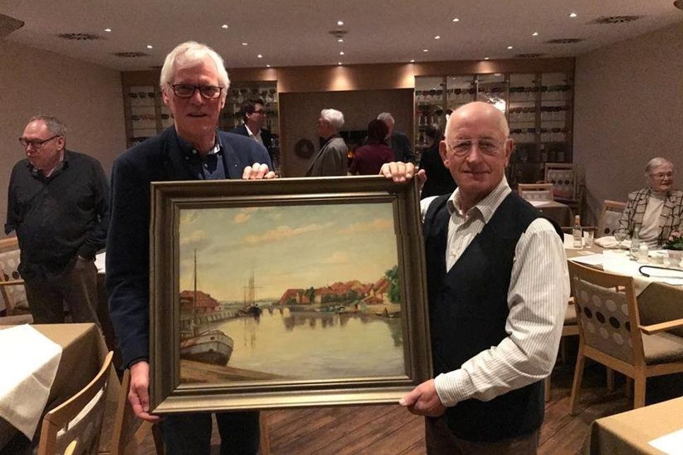 Albert Haase (re.) übergibt das restaurierte Gemälde dem 1. Vorsitzenden Uwe Muchow.
