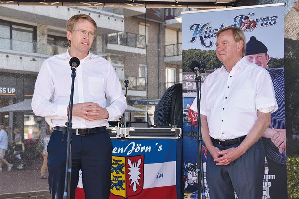 Daniel Günther (links) und der CDU-Direktkandidat für Ostholstein und Stormarn-Nord, Ingo Gädechens, warben bei bestem Wetter um die Gunst der Wähler.