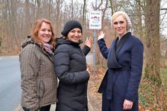 „Gas weg! Kinder!“: Kita-Leiterin Katrin Carouge (von links), Bürgermeisterin Hatice Kara und Julia Wagner, stv. Vorsitzende des Waldkindergarten Timmendorfer Strand e.V., vor einem der neuen Hinweisschilder. (Foto: René Kleinschmidt)
