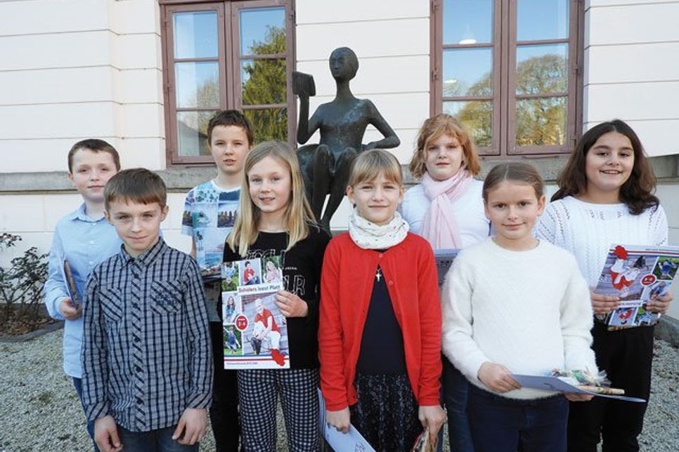 Acht Schülerinnen und Schüler lasen bei „Schölers op Platt“ in der Landesbibliothek.