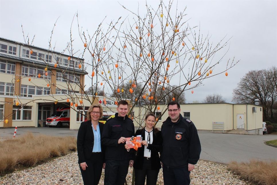 Stefanie Drews (Veranstaltungskoordinatorin der Schön Klinik Neustadt), Finn-Lasse Dranowski (Jugendfeuerwehrwart und Mitarbeiter der Schön Klinik Neustadt), Birthe Kirberg (Klinikgeschäftsführerin) und Alexander Wengelewski (Gemeindewehrführer) (v. lks.).