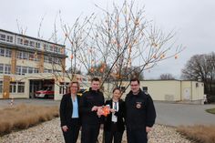 Stefanie Drews (Veranstaltungskoordinatorin der Schön Klinik Neustadt), Finn-Lasse Dranowski (Jugendfeuerwehrwart und Mitarbeiter der Schön Klinik Neustadt), Birthe Kirberg (Klinikgeschäftsführerin) und Alexander Wengelewski (Gemeindewehrführer) (v. lks.).