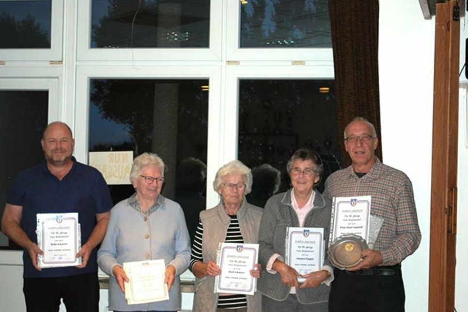 Heiko Schroeter, Thea Sell, Ursel Schroeter, Annegret Staggen und Klaus-Dieter Langfeldt (v. l.) wurden für ihre langjährige Vereinszugehörigkeit im TSV Lepahn geehrt.