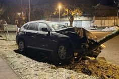 Der alkoholisierte Fahrer kam mit seinem Fahrzeug von der Fahrbahn ab und prallte gegen einen Baum.