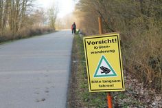 Ein Hinweisschild gemahnt die Verkehrsteilnehmer zur Rücksichtnahme und vorsichtigen Fahrweise im Bereich des Krötenwechsels.