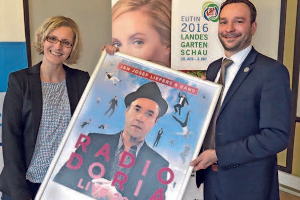 Claudia Ohlsen und Martin Klehs (LGS-GmbH) stellen einen Teil des umfangreichen Programms zur Landesgartenschau mit vielen Highlights vor.