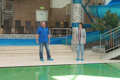 Technischer Leiter Axel Huerse und Bad-Betriebsleiterin Jana Kowitz haben die Welle zwangsläufig ganz für sich allein.