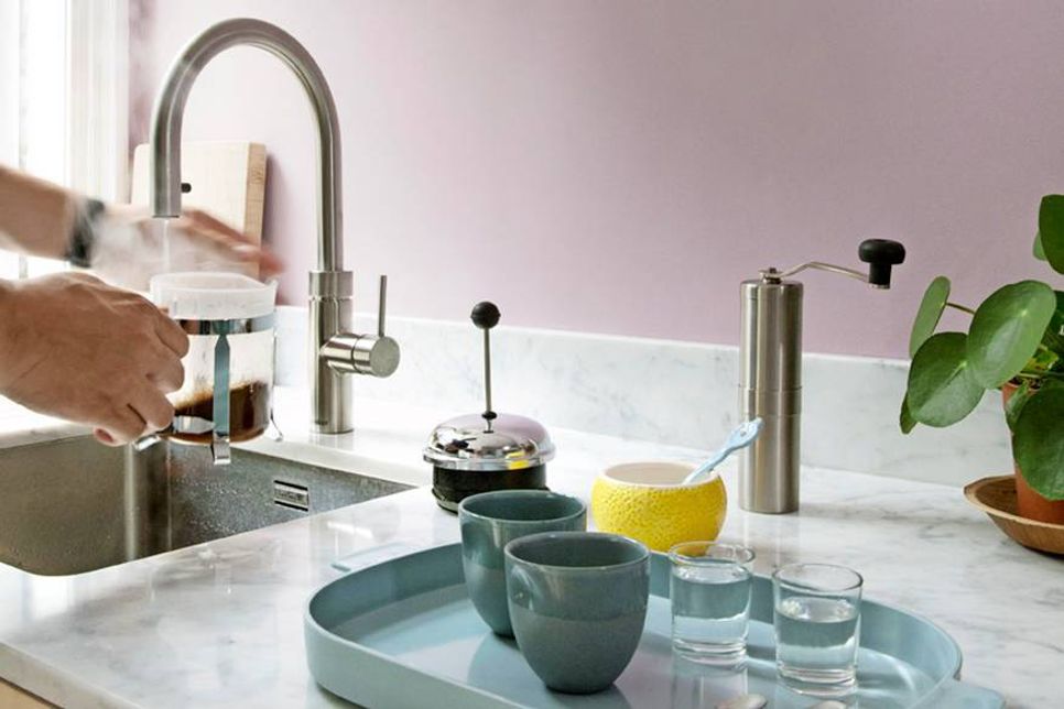 Ein spezieller Kochend-Wasserhahn hilft dabei, Zeit und Energie zu sparen. (Foto: djd/Quooker)