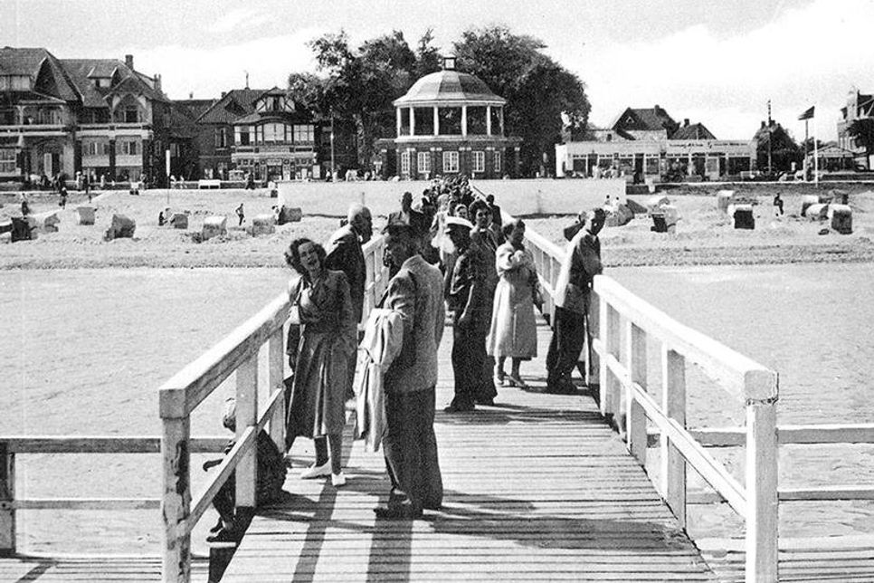 Die Niendorfer Seebrücke um 1952, im Hintergrund links das alte Hotel Kasch. (Foto: Gemeindearchiv Timmendorfer Strand)