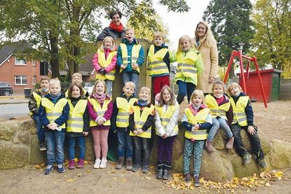 Inge Niemann von der Bürgerstiftung Ratekau (hinten links) hat vor einigen Tagen die gelben Warnwesten – stellvertretend für alle Erstklässler – an die Klasse 1b der Grundschule Ratekau und Konrektorin Christine Rabe (hinten rechts) übergeben.