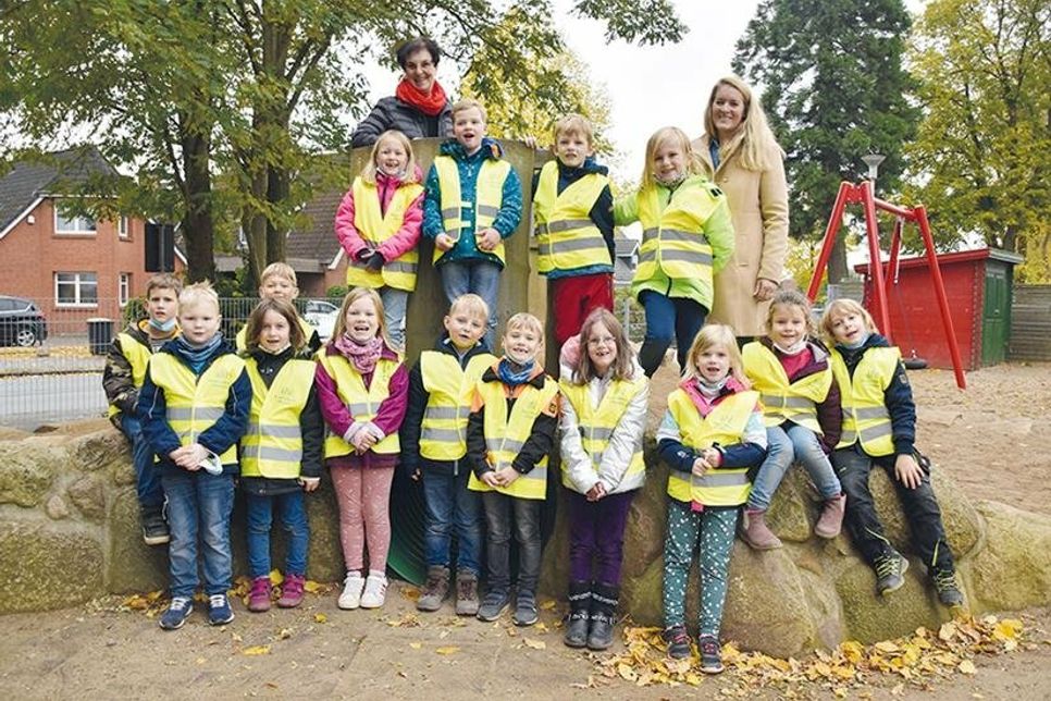 Inge Niemann von der Bürgerstiftung Ratekau (hinten links) hat vor einigen Tagen die gelben Warnwesten – stellvertretend für alle Erstklässler – an die Klasse 1b der Grundschule Ratekau und Konrektorin Christine Rabe (hinten rechts) übergeben.