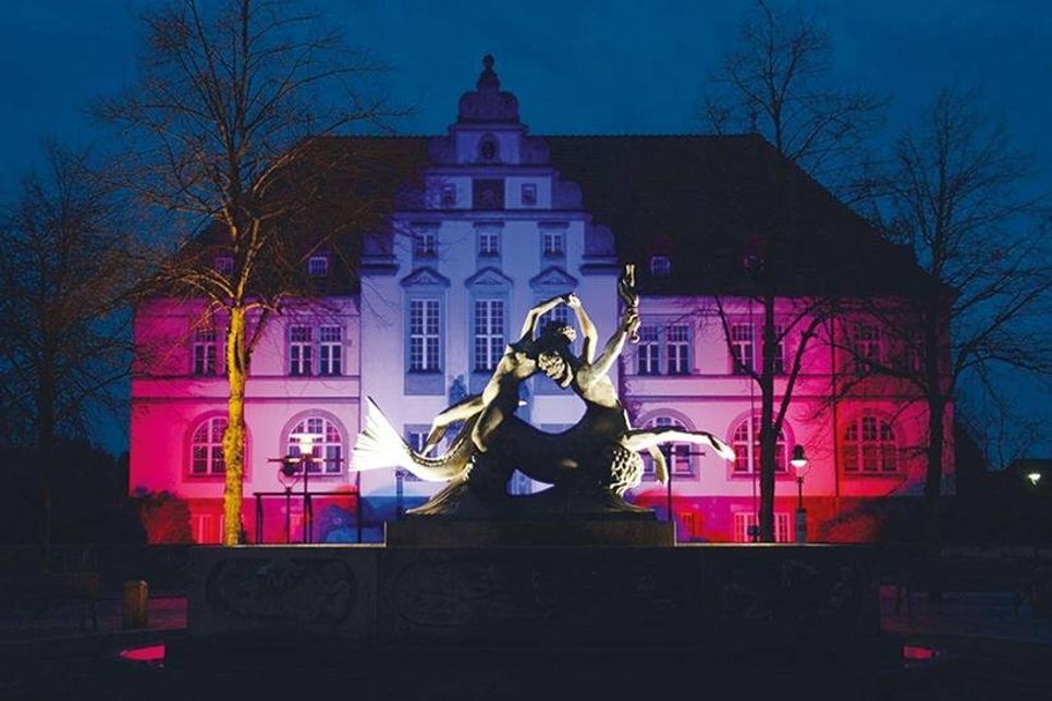 Mit der Illumination des Amtsgerichts wurde heute der Weihnachtsmarkt in Bad Schwartau eröffnet.