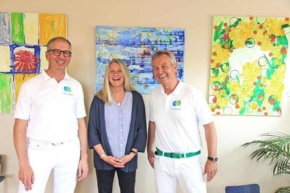Dr. Andreas Volkmann, Heide Domann und Dr. Martin Hofmann im frisch gestalteten Wartezimmer der Praxis.