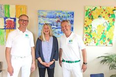 Dr. Andreas Volkmann, Heide Domann und Dr. Martin Hofmann im frisch gestalteten Wartezimmer der Praxis.